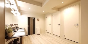 Een douche, gratis toiletartikelen, een haardroger, pantoffels