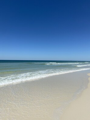 En la playa, camastros y toallas de playa 