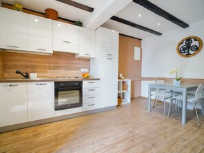 Refrigerador, horno y utensilios de cocina 