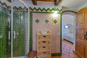 Regadera, secadora de cabello, toallas 