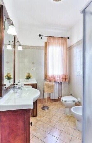 Shower, towels