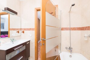 Badewanne, Haartrockner, Handtücher
