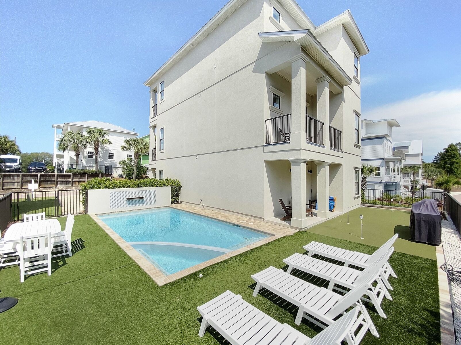 Private Pool/ Heat option, Putting Green, 6 Bikes, Steps to the beach