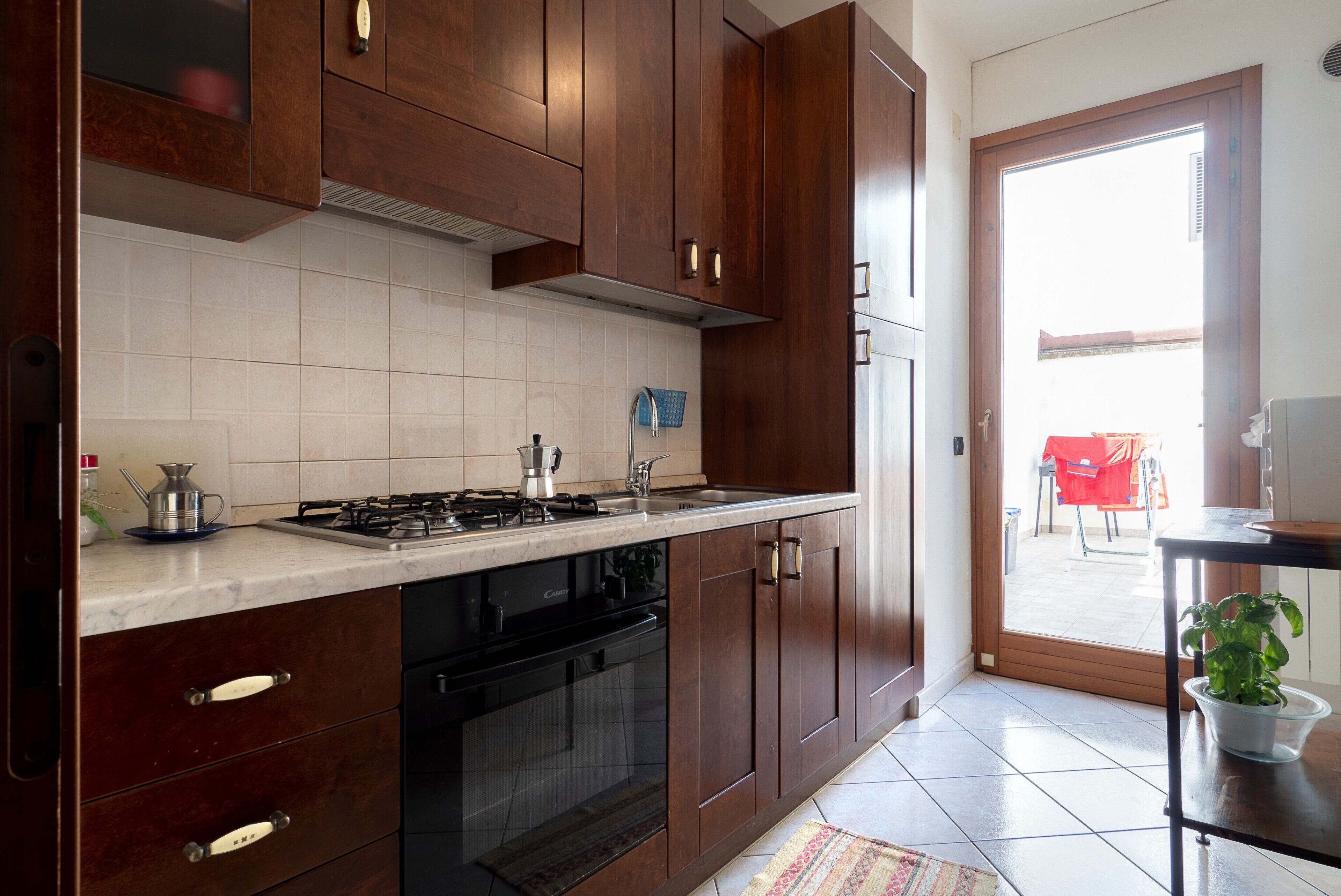 Réfrigérateur, four à micro-ondes, un four, surface de cuisson