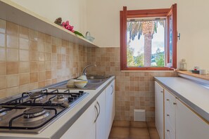 Kühlschrank, Herdplatte, Kochgeschirr/Geschirr/Besteck