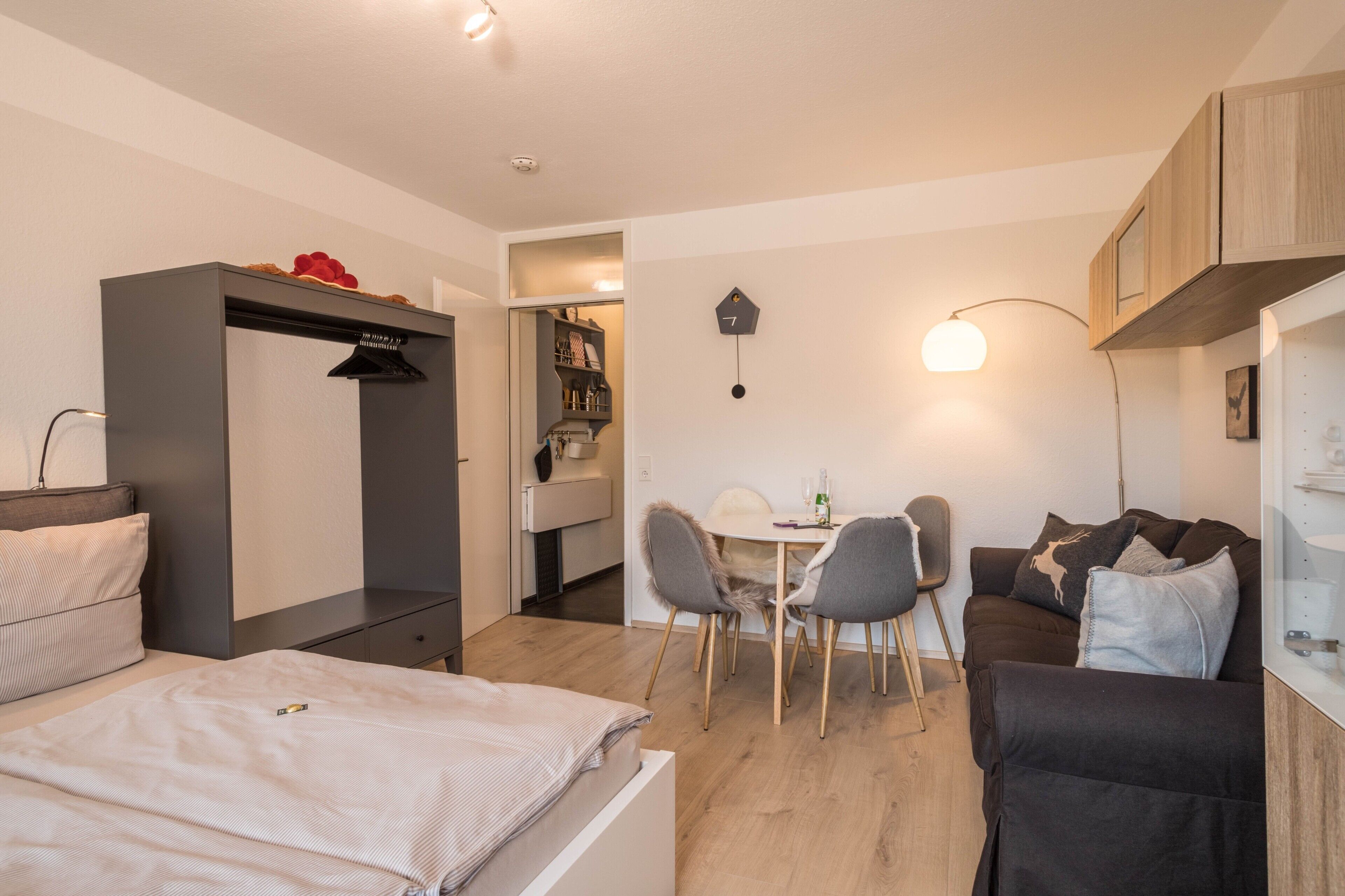 1 habitación, tabla de planchar con plancha, wifi gratis y ropa de cama 