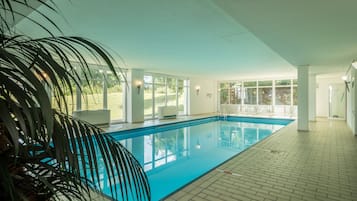 Una piscina techada, una piscina climatizada