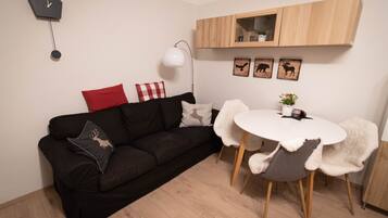 Fernseher, Tischtennisplatte, Stereoanlage