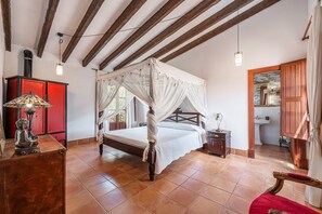 6 habitaciones, tabla de planchar con plancha y wifi gratis 