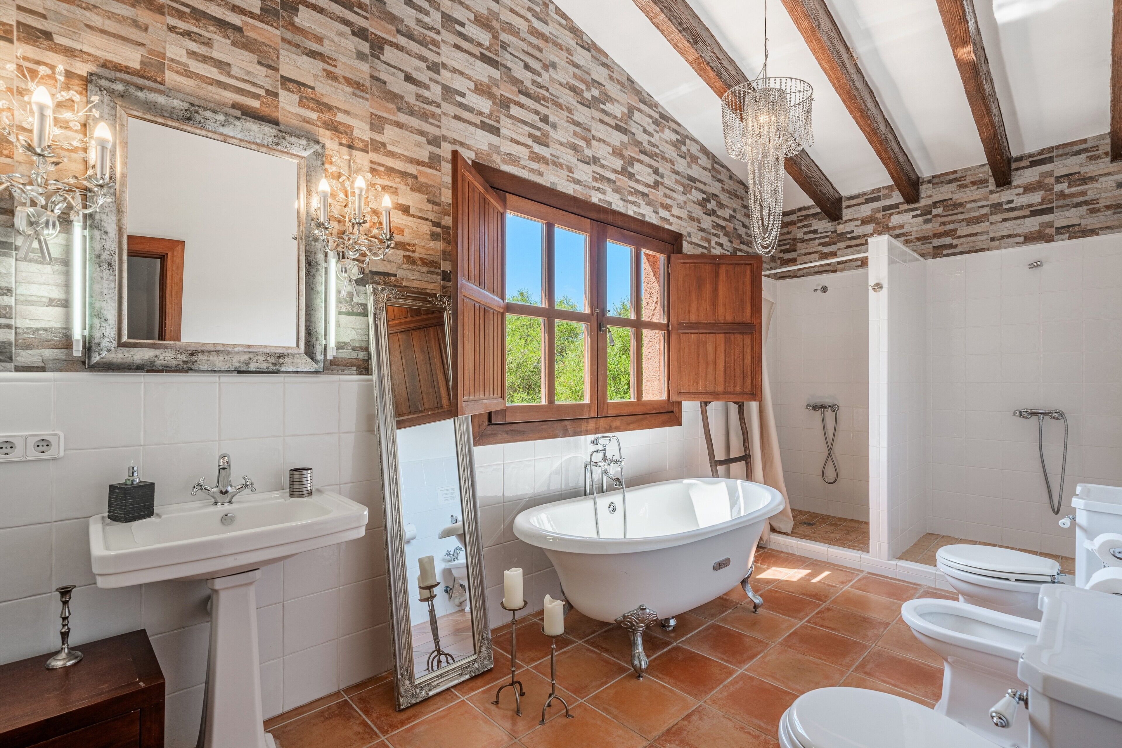 Badewanne, kostenlose Toilettenartikel, Haartrockner, Handtücher