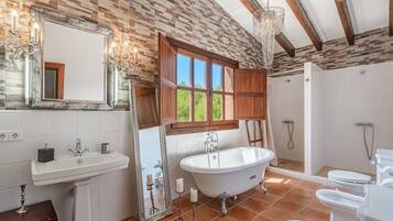 Badewanne, kostenlose Toilettenartikel, Haartrockner, Handtücher