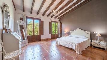 6 slaapkamers, een strijkplank/strijkijzer, gratis wifi, beddengoed