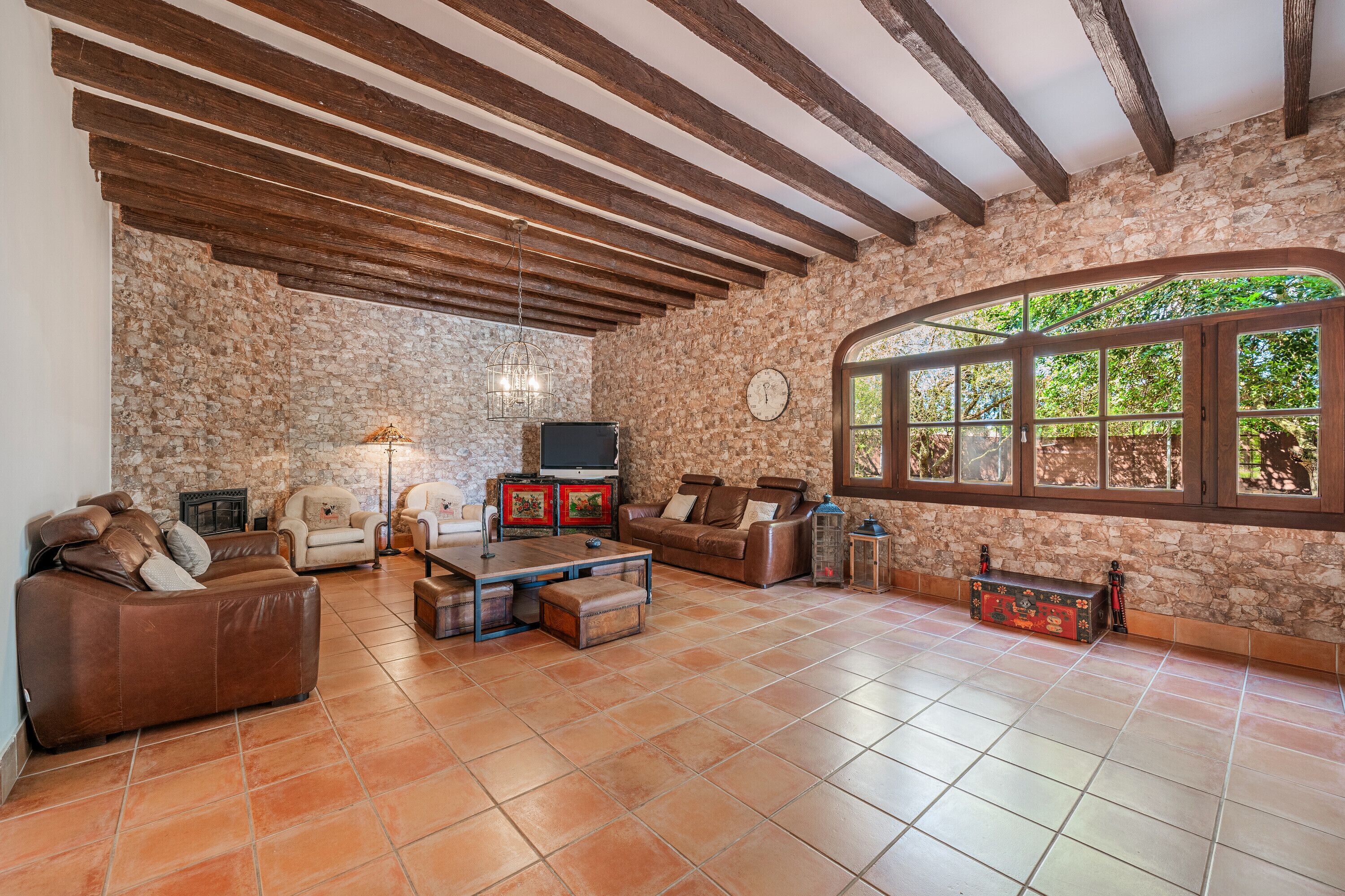 Télévision, cheminée, chaîne hi-fi