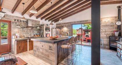 Stunning Villa Son French with Mountain View, Wi-Fi