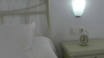 1 dormitorio, tabla de planchar con plancha, wifi y ropa de cama