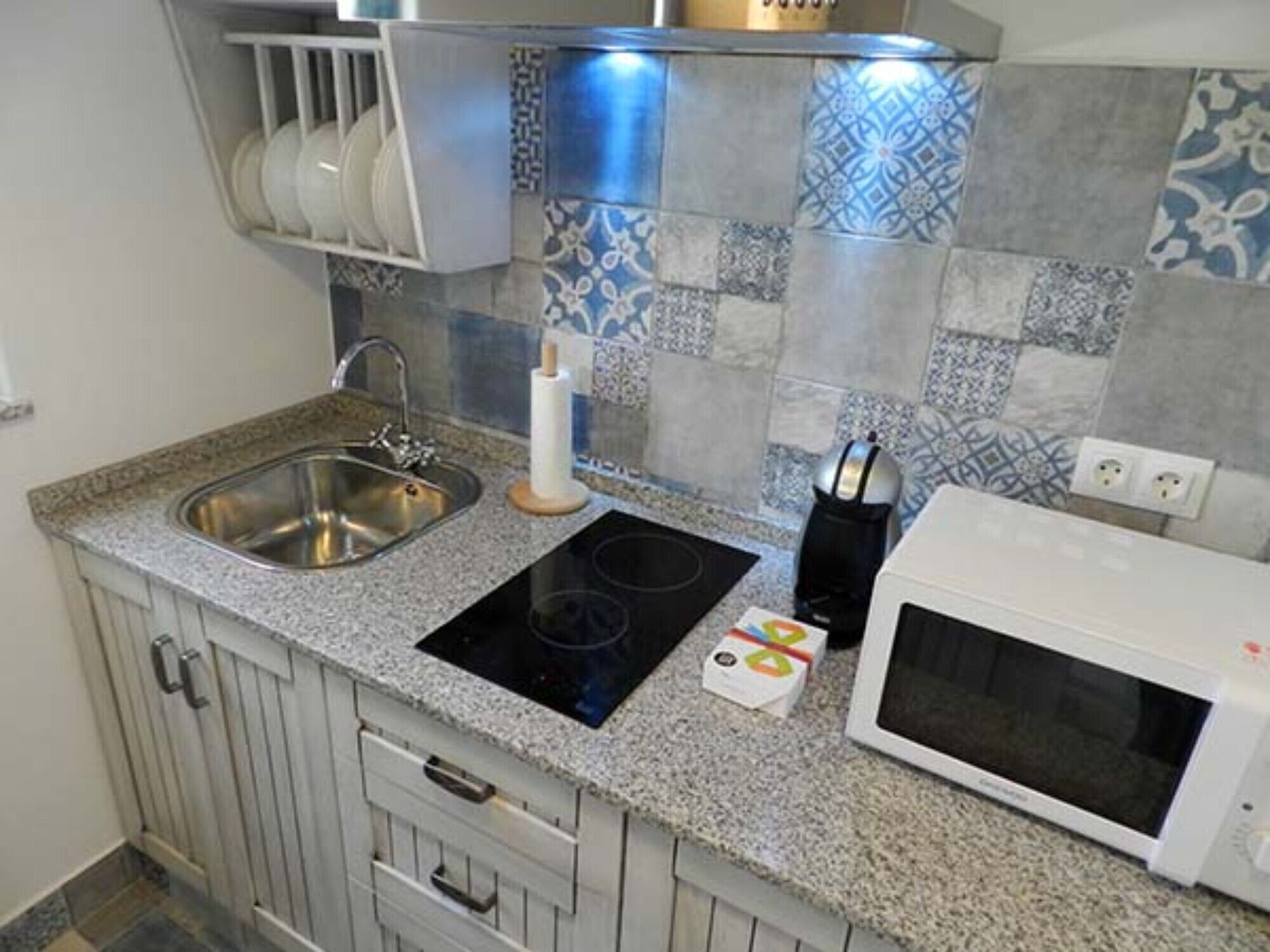 Cafetera y tetera, refrigerador, microondas y parrilla de estufa 