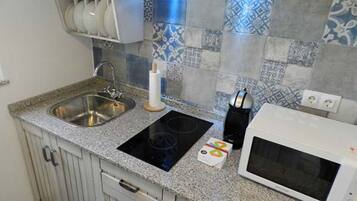 Cafetera y tetera, refrigerador, microondas y parrilla de estufa