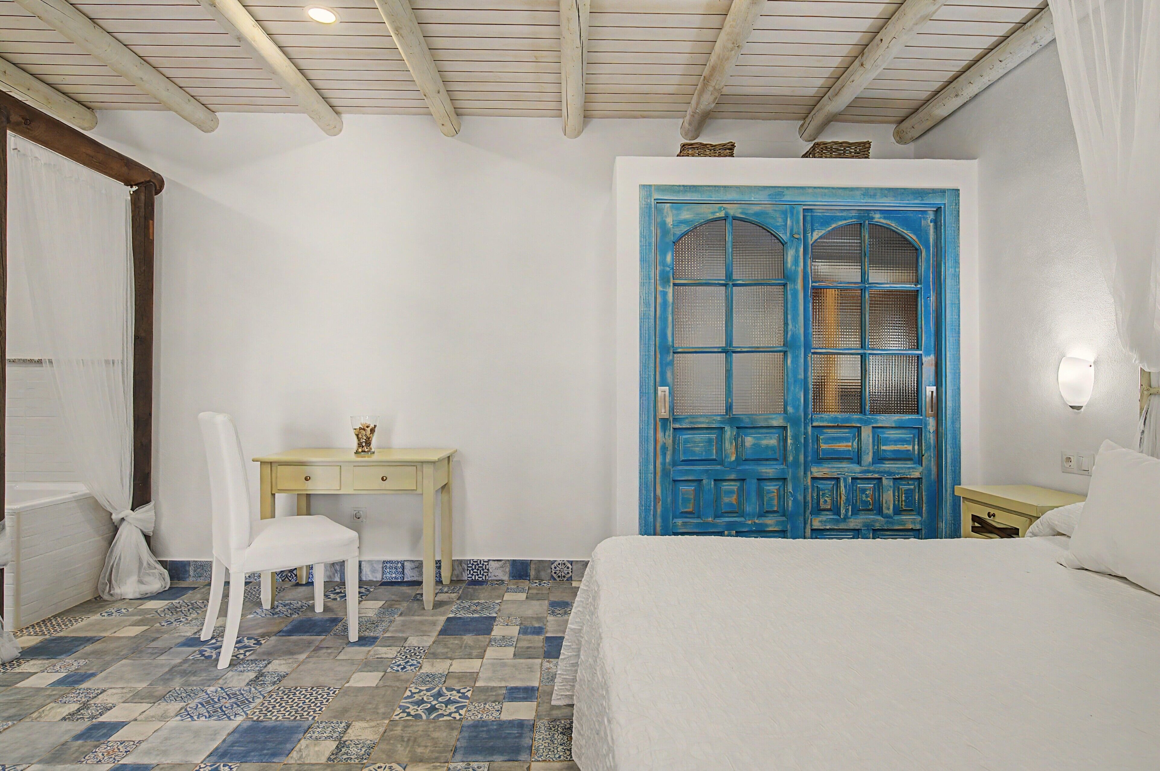 Une chambre à coucher avec un lit, un bureau et une chaise.