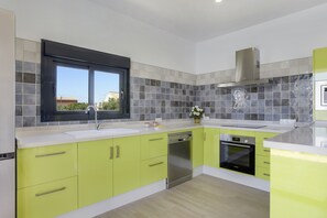 Fridge, microwave, oven, stovetop - Modern Holiday Home ''Casa Toria'' with Private Pool, Air Conditioning (Conil de la Fontera)