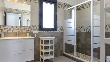 Shower, hair dryer, towels