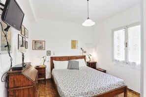 2 bedrooms, bed sheets
