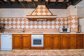 Une cuisine équipée d’un four à micro-ondes, d’un four traditionnel et d’un lave-vaisselle.