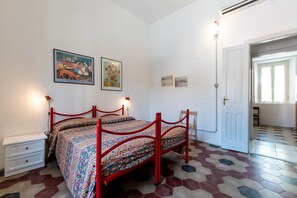 3 bedrooms, iron/ironing board, bed sheets