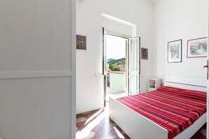 3 habitaciones, tabla de planchar con plancha y ropa de cama 