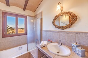 Bathtub, hair dryer, towels - Fantastic Country House with Pool, Terraces, Garden, Air Conditioning & Wi-Fi (campos)