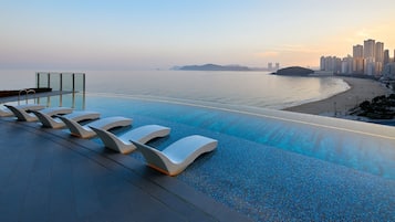 Piscina coperta, piscina all'aperto, cabanas (a pagamento)