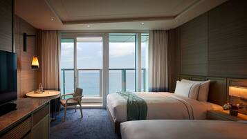 Minibar, caja de seguridad en la habitación y decoración personalizada