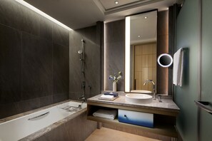 Badewanne und Dusche (separat), Regendusche, Designer-Toilettenartikel