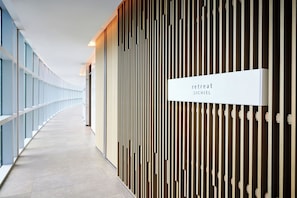 A corridor with a sign reading "retreat SIEGNIEL".