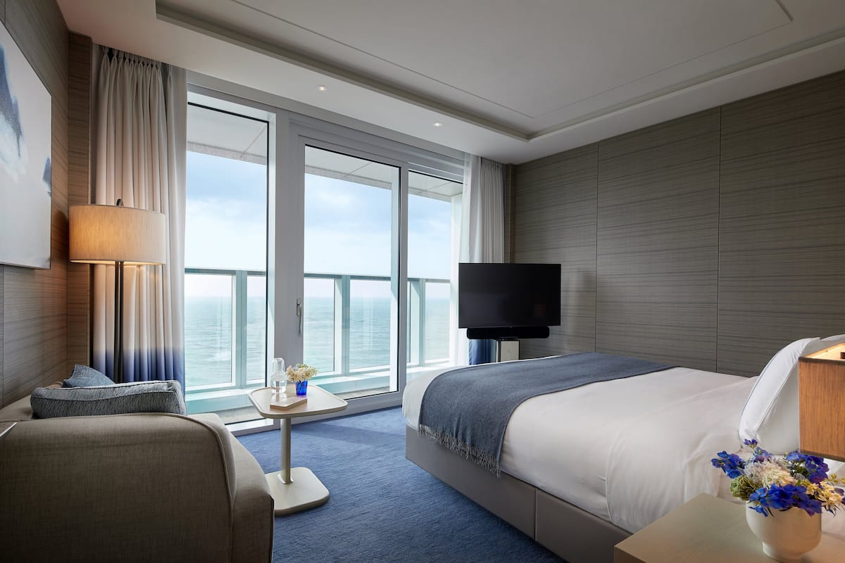 Een minibar, een kluis op de kamer, individueel gedecoreerd