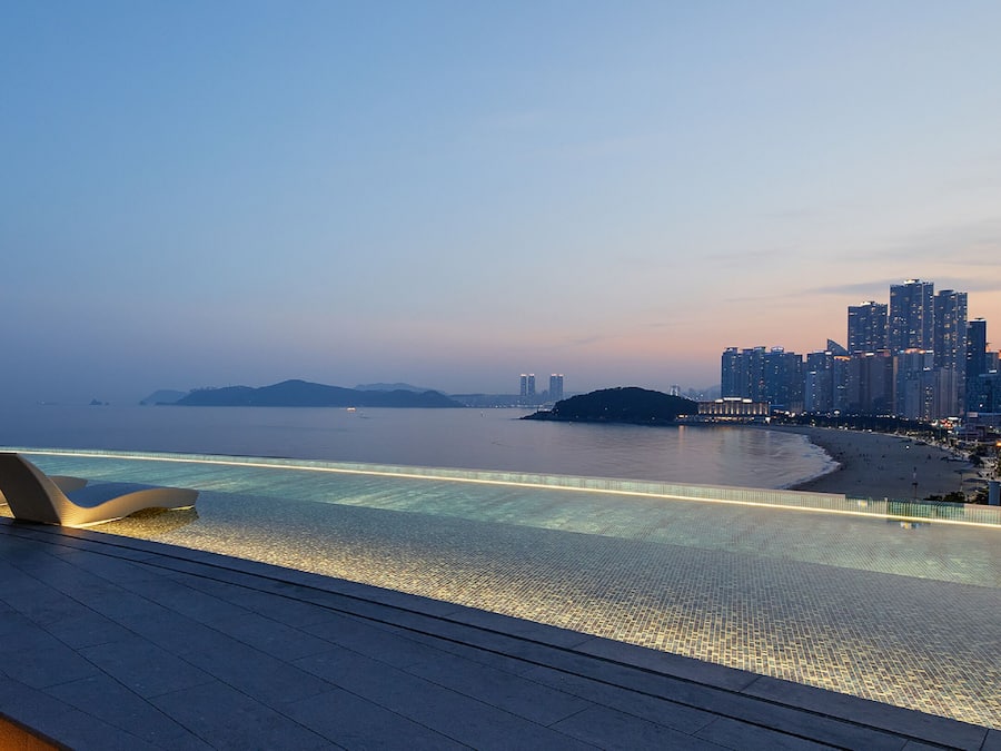 Una piscina techada, una piscina al aire libre
