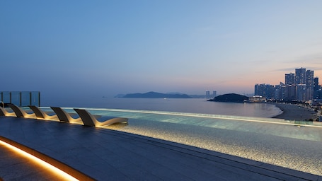 Indoor pool, outdoor pool, pool cabanas (surcharge). Signiel Busan