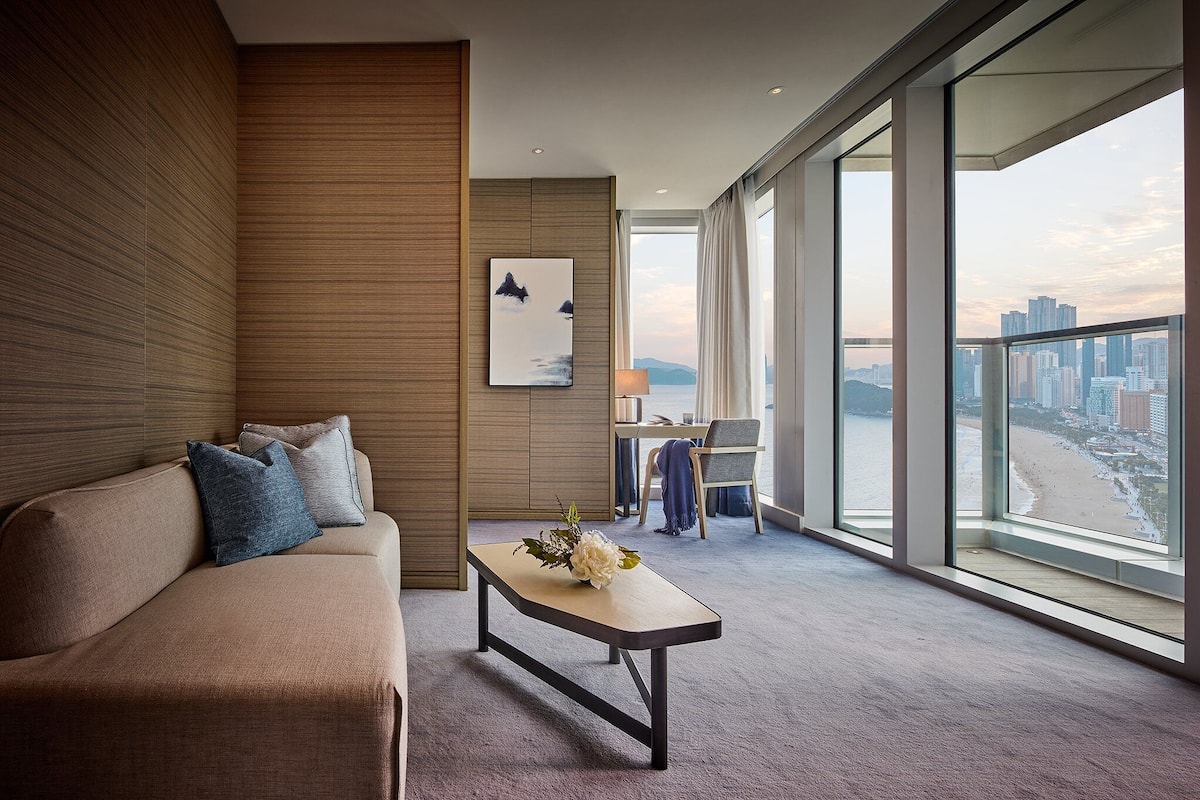 Een minibar, een kluis op de kamer, individueel gedecoreerd