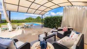 Televisión, reproductor de DVD, mesa de ping pong, estéreo