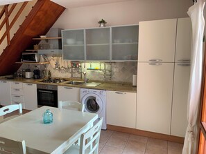 Frigorifero, microonde, forno, piano cottura