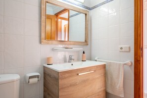 Dusche, Haartrockner, Handtücher