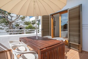 Outdoor dining - Apartment with Air Conditioning, Pool, Wi-Fi, Balcony, and Near the Beach (Santanyí)