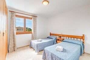 1 bedroom, iron/ironing board, free WiFi, bed sheets - Apartment with Air Conditioning, Pool, Wi-Fi, Balcony, and Near the Beach (Santanyí)