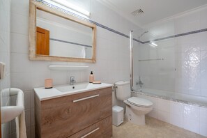 Shower, hair dryer, towels - Apartment with Air Conditioning, Pool, Wi-Fi, Balcony, and Near the Beach (Santanyí)