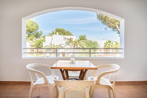 Outdoor dining - Air-Conditioned Apartment with Pool, Wi-Fi, Balcony and Close to the Beach (Cala D'or)