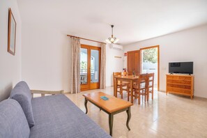 TV - Air-Conditioned Apartment with Pool, Wi-Fi, Balcony and Close to the Beach (Cala D'or)