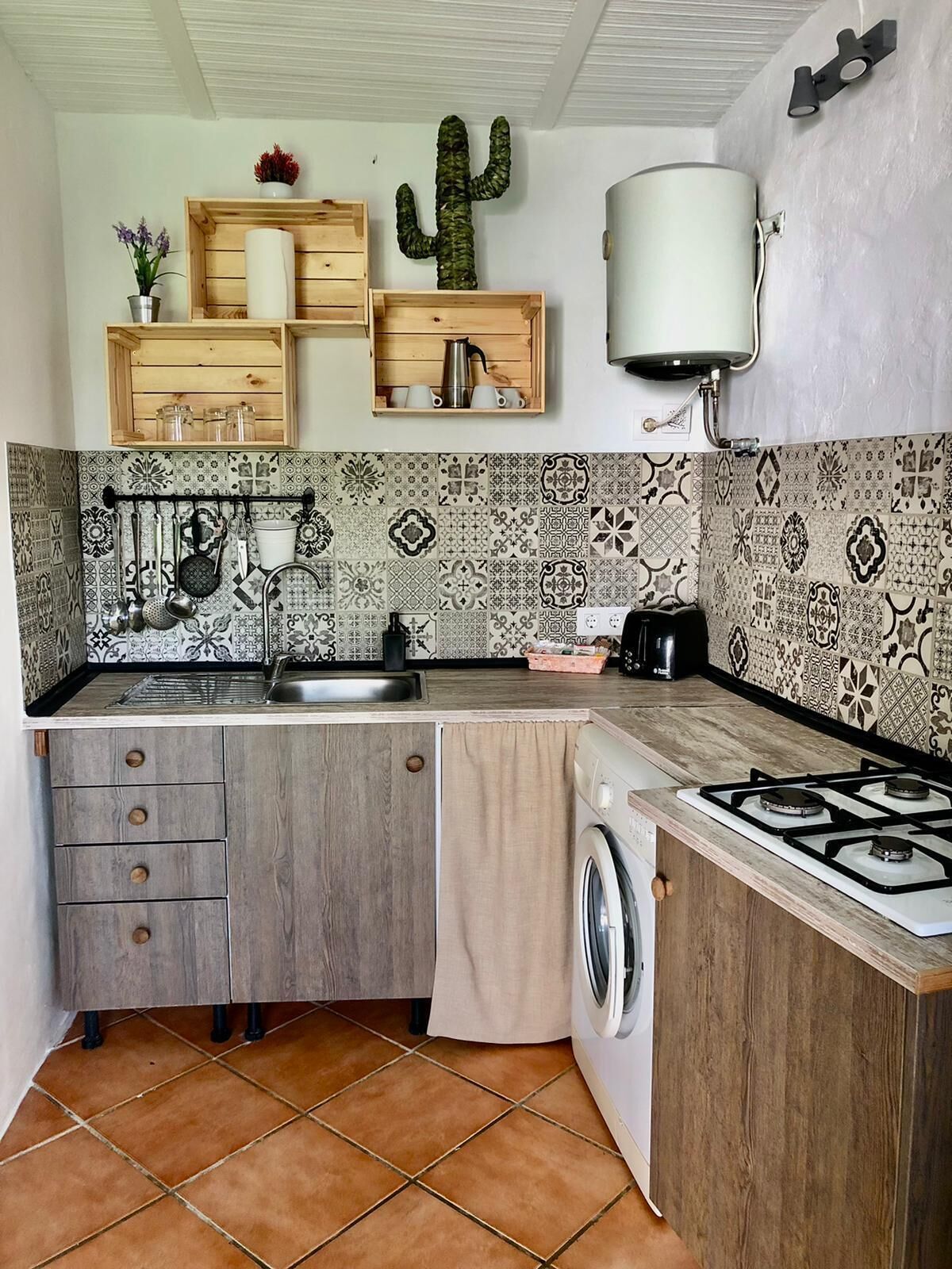 Réfrigérateur, micro-ondes, plaque de cuisson, cafetière/bouilloire