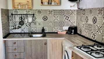 Een koelkast, een magnetron, een kookplaat