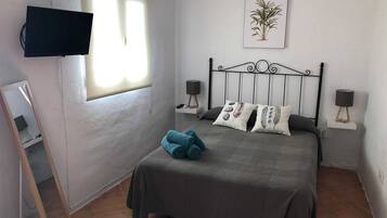 1 slaapkamer, een strijkplank/strijkijzer, gratis wifi, beddengoed