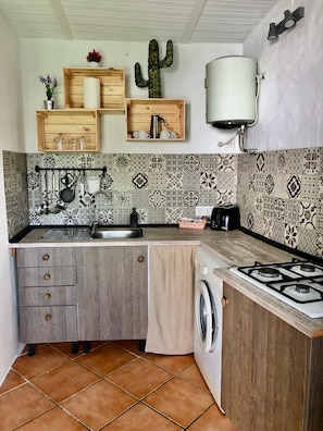 Réfrigérateur, micro-ondes, plaque de cuisson, cafetiÚre/bouilloire