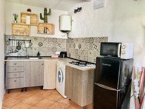 Fridge, microwave, stovetop, coffee/tea maker - Finca Abril 1 - In idyllic location and with shared pool (Conil de la Frontera)